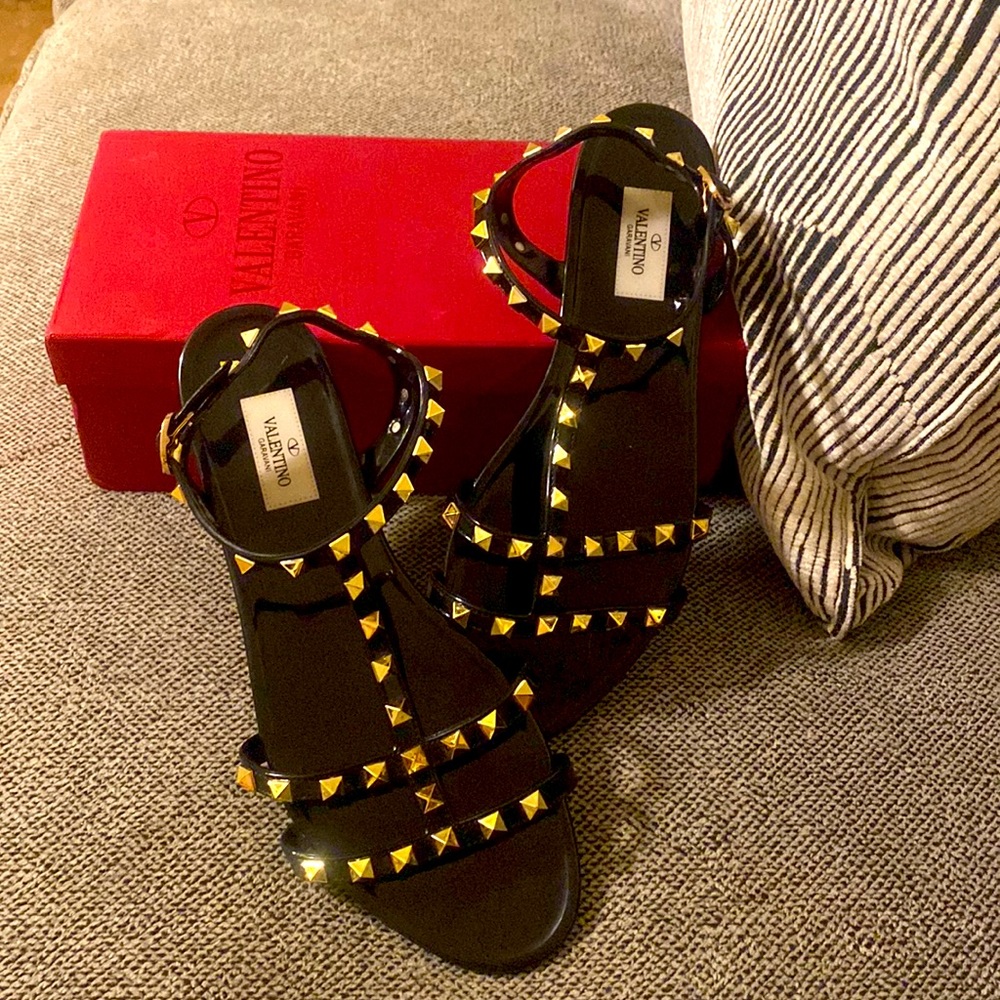 VALENTINO GARAVANI
Rockstud Jelly Flat Gladiator Sandals